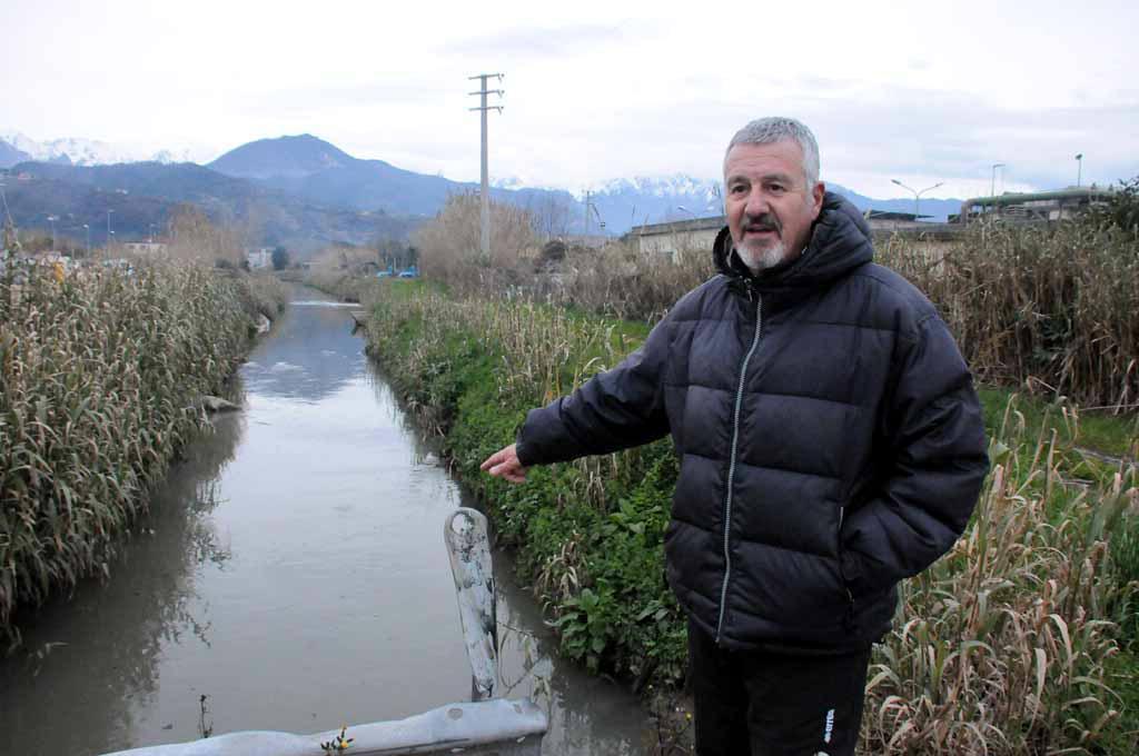 Stefano Benedetti (FI) indica la sporcizia lungo il Lavello