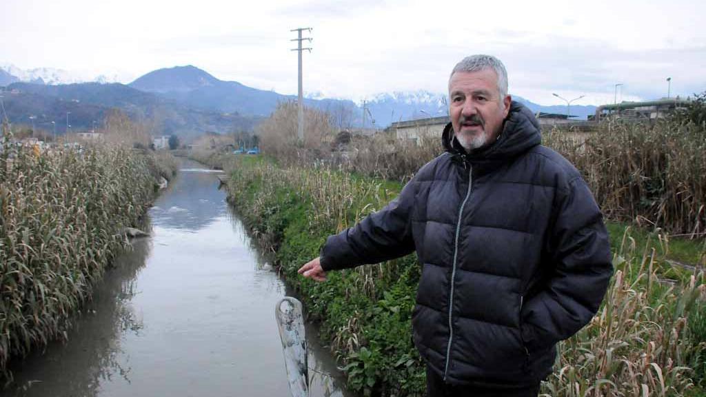 Stefano Benedetti (FI) indica la sporcizia lungo il Lavello