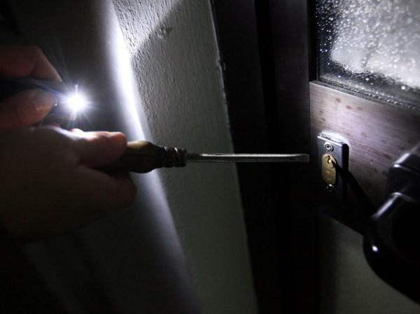 Furto in casa del venditore di sistemi d'allarme