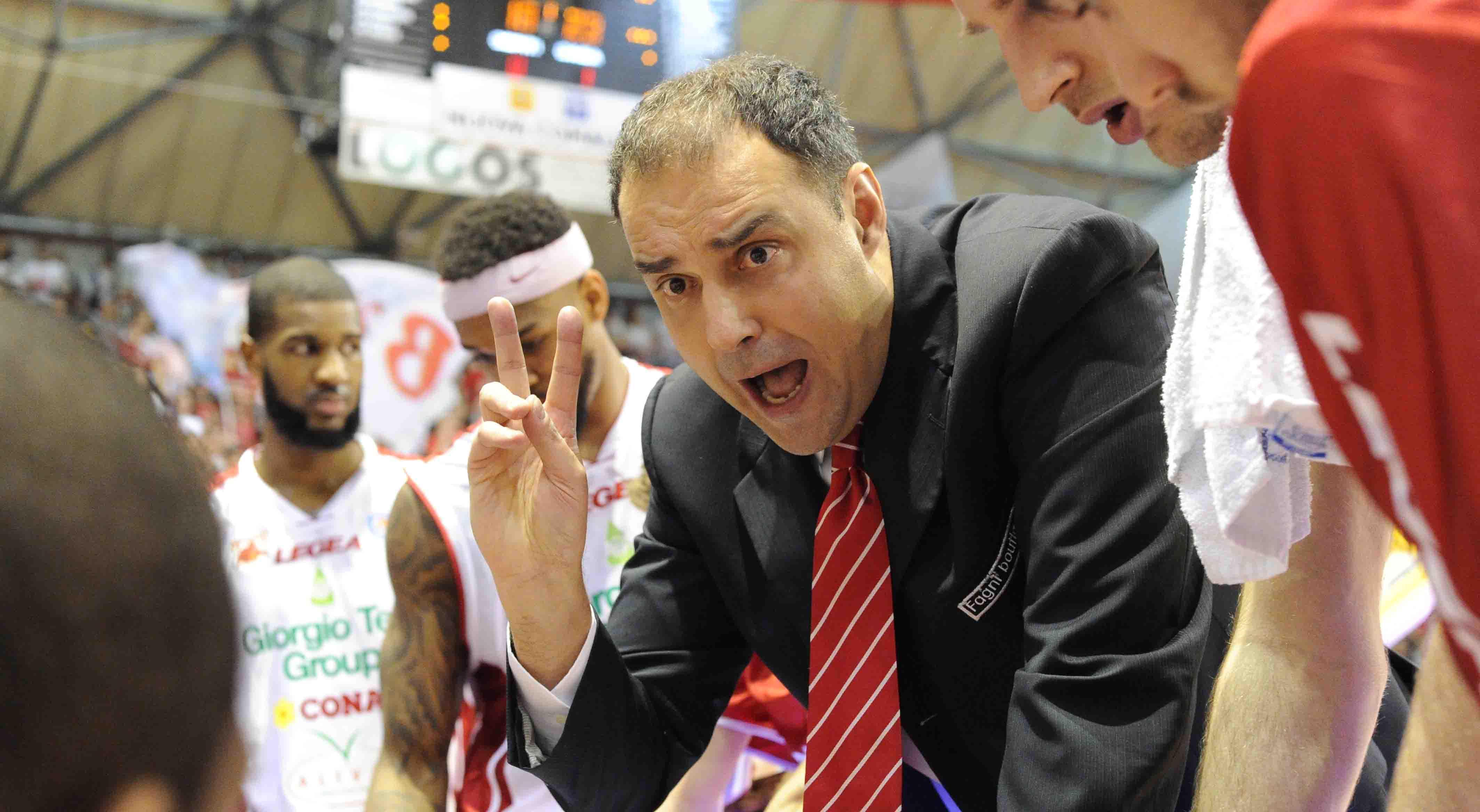 Paolo Moretti dà indicazioni ai suoi durante un time out (foto Gori)
