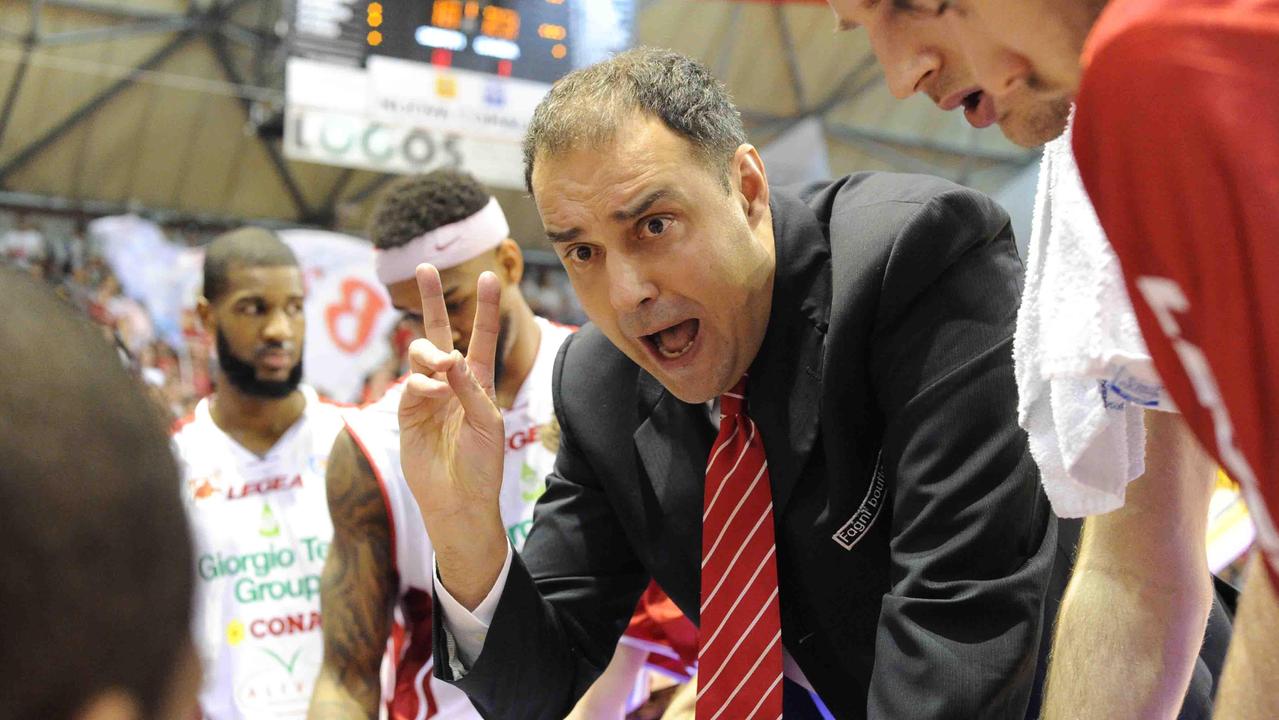 Paolo Moretti dà indicazioni ai suoi durante un time out (foto Gori)