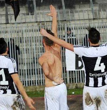 Fa discutere il saluto romano di Perez