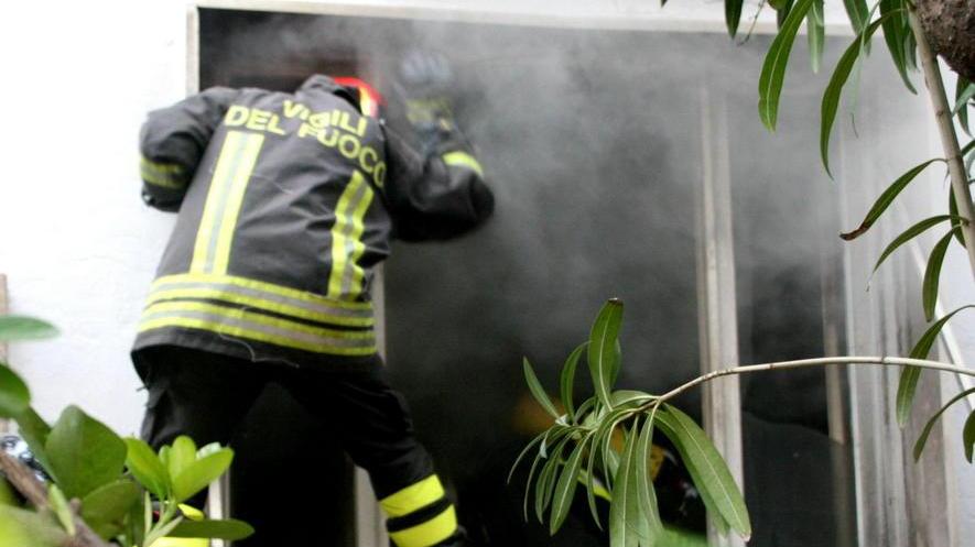 Incendio in un appartamento di via Roma