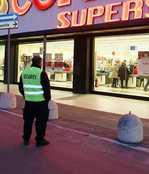 Conad, prolungata la presenza di un addetto alla sicurezza 