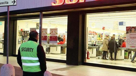 Conad, prolungata la presenza di un addetto alla sicurezza