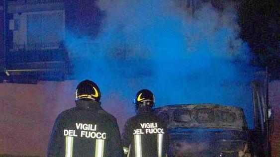 Incendio doloso Vanno a fuoco nella notte due furgoni
