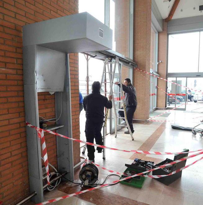 Portano via la colonna con il forziere