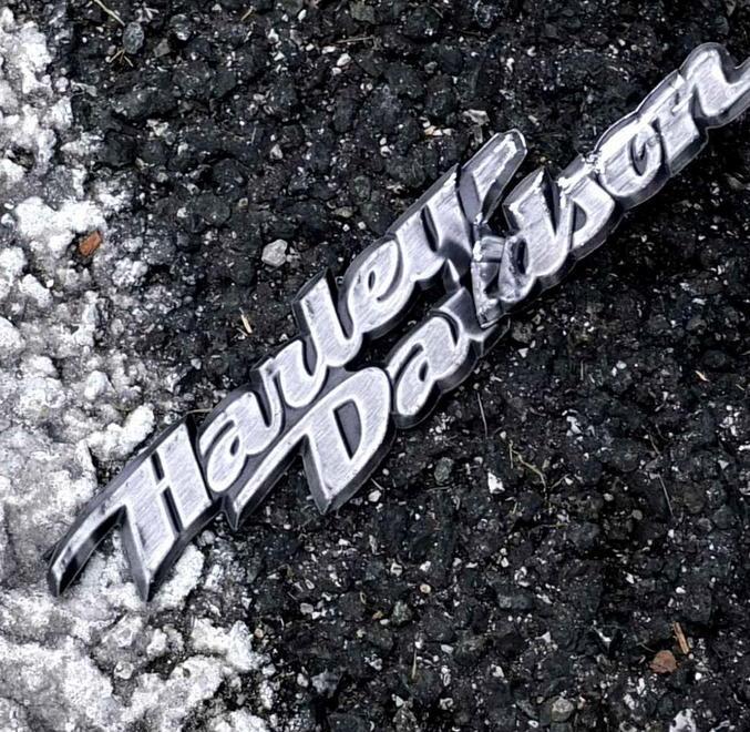 Con la sua Harley finisce contro la roccia 