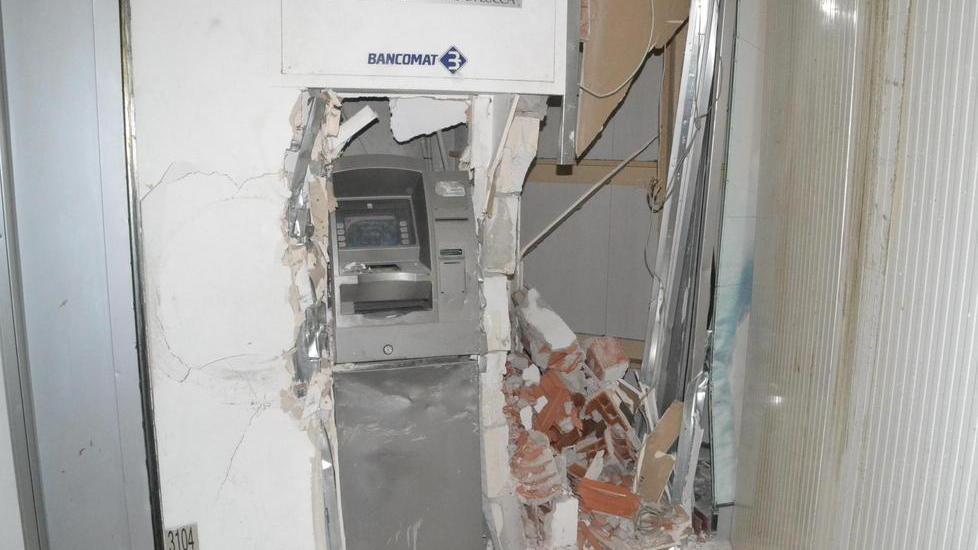 Sfondano la vetrina per arrivare al bancomat
