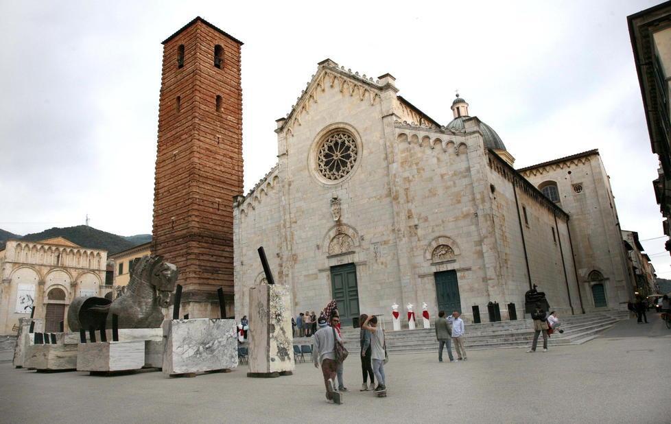Donate sette sculture alla città 