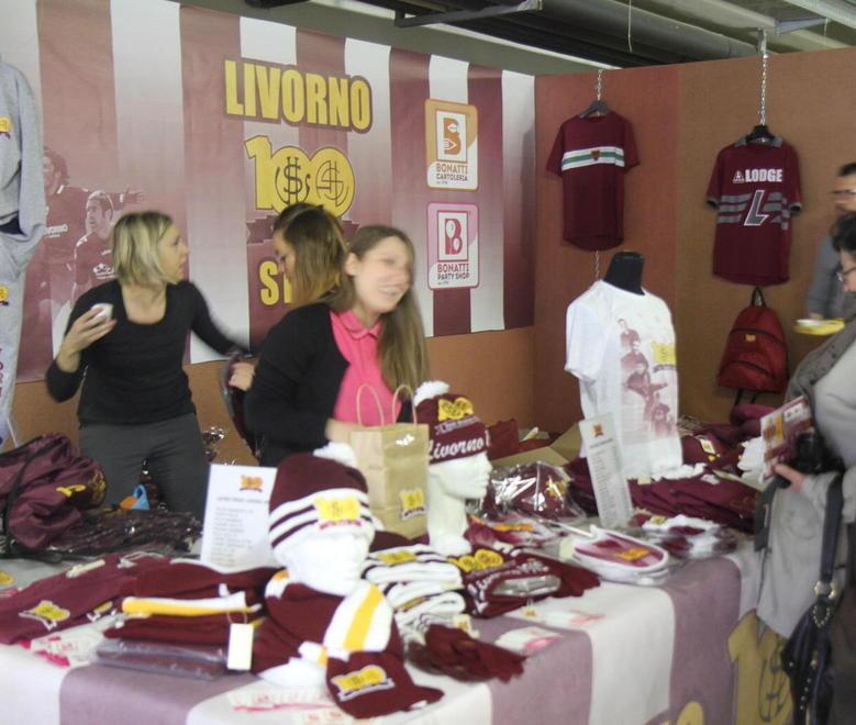 Foto, gadget, reliquie Il popolo amaranto invade il Modì Forum 