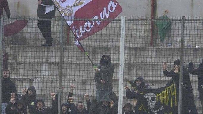 Alla fine è festa per i 130 tifosi allo stadio Ossola
