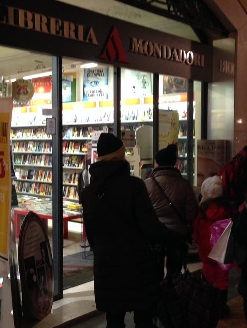 Tenta di rubare libri e minaccia 