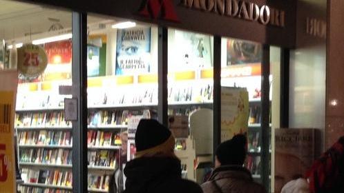 Tenta di rubare libri e minaccia