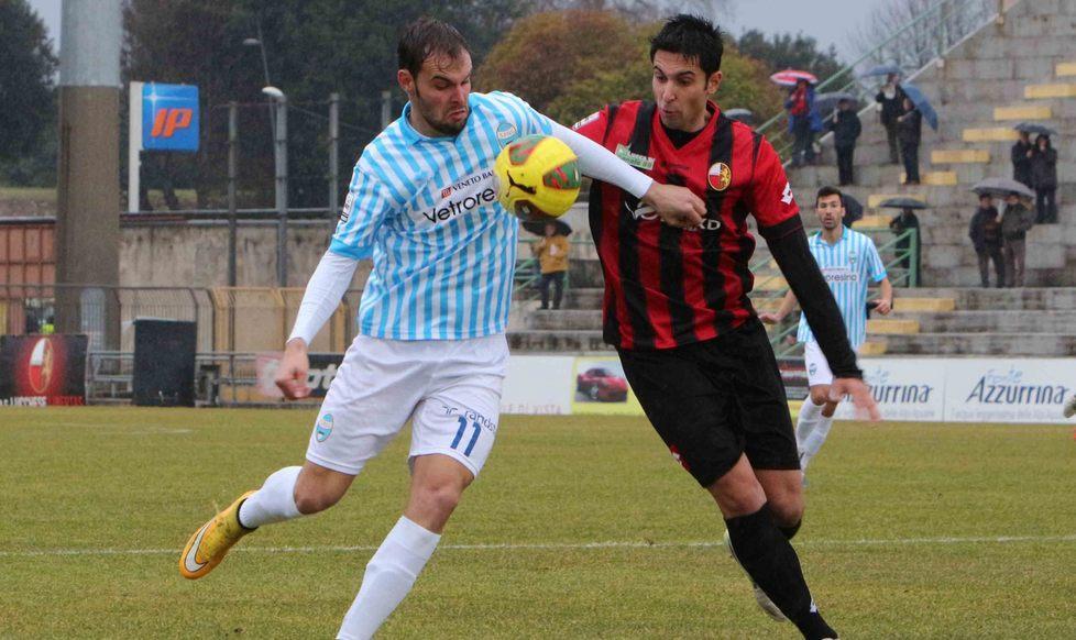 Il patron: «Manca il goleador, meglio il basket»