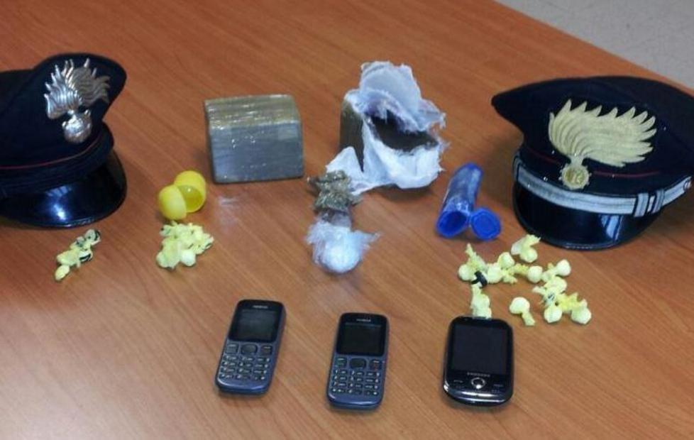 Droga in piazza, presi due fratelli 