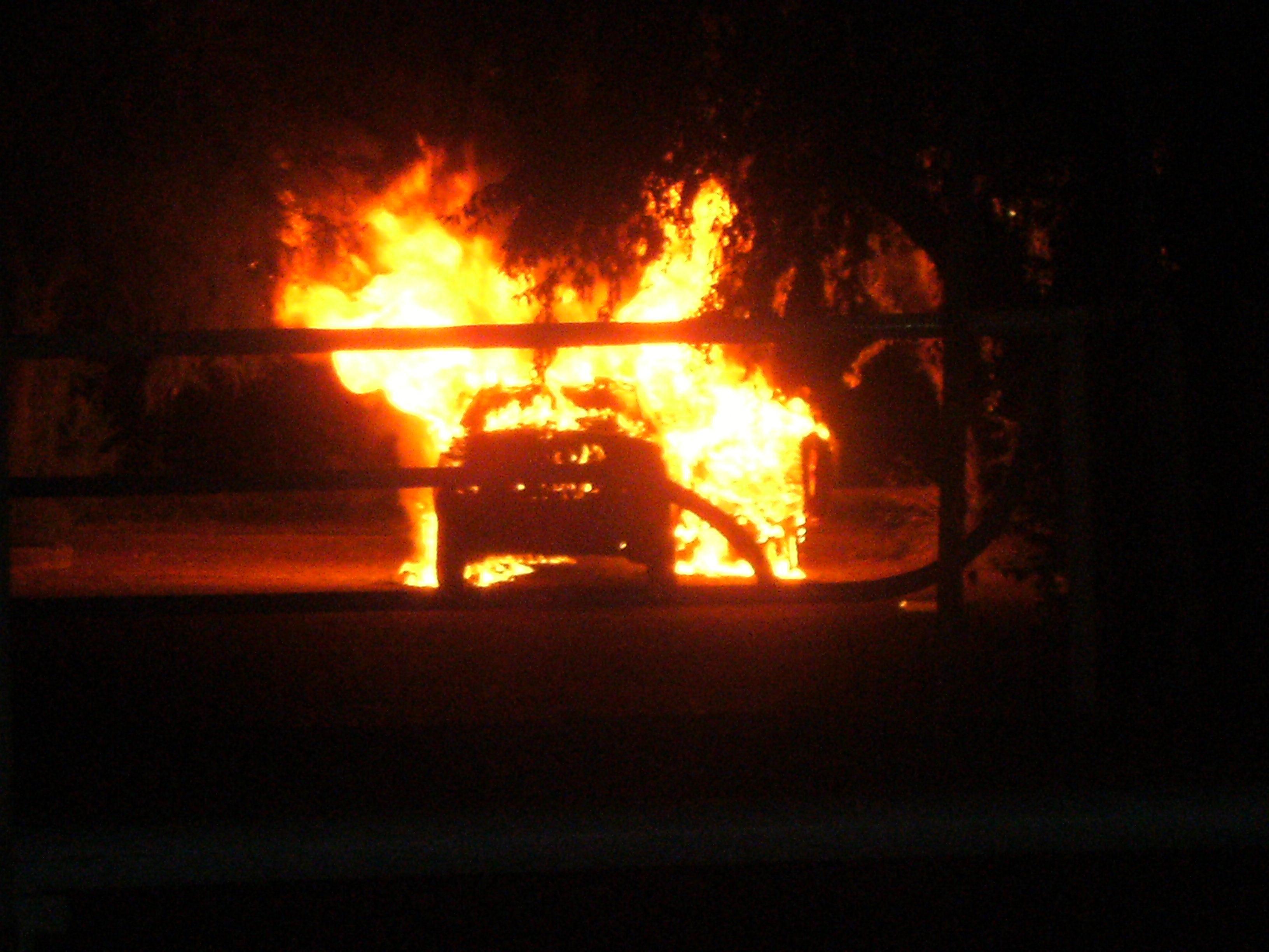 Un'auto data alle fiamme nella notte (foto di repertorio)