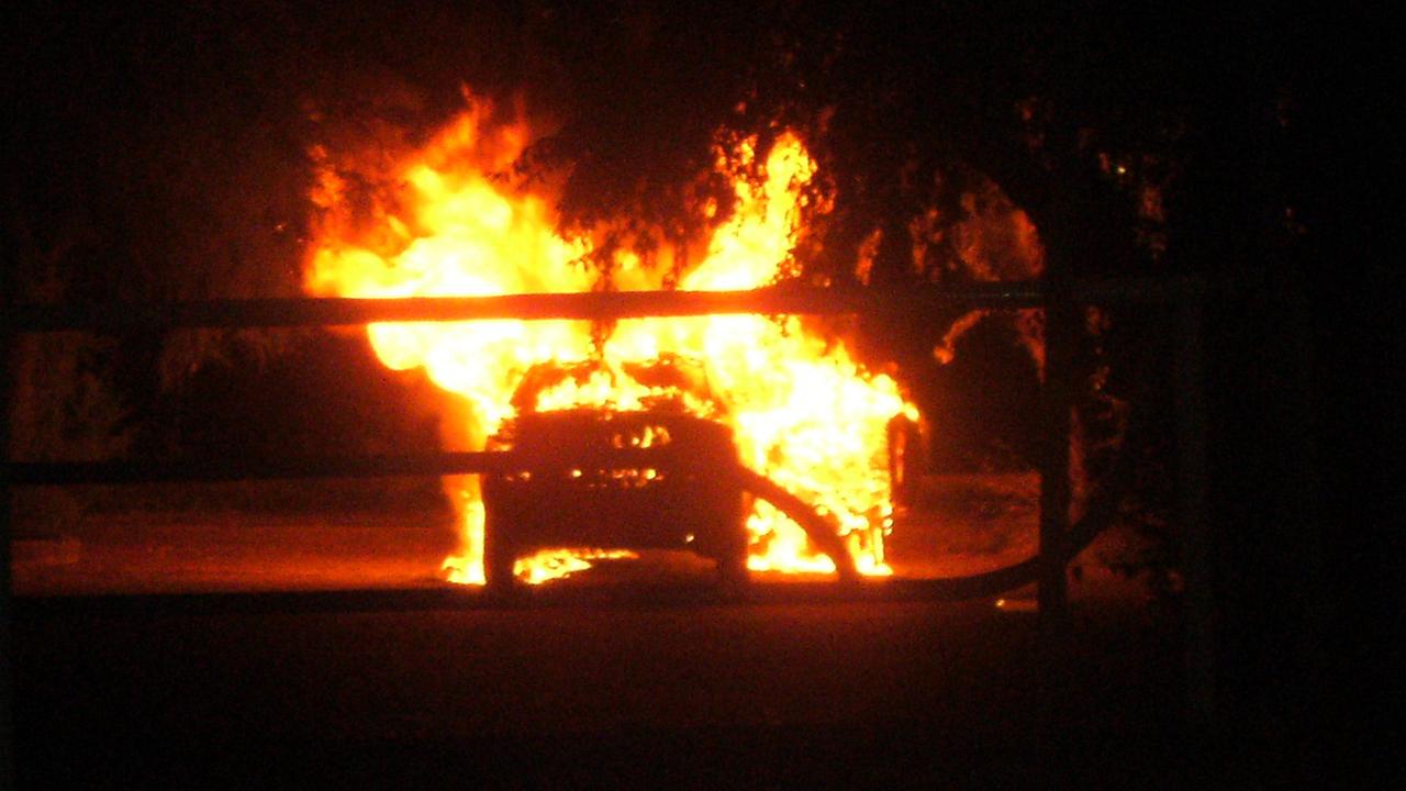 Un'auto data alle fiamme nella notte (foto di repertorio)