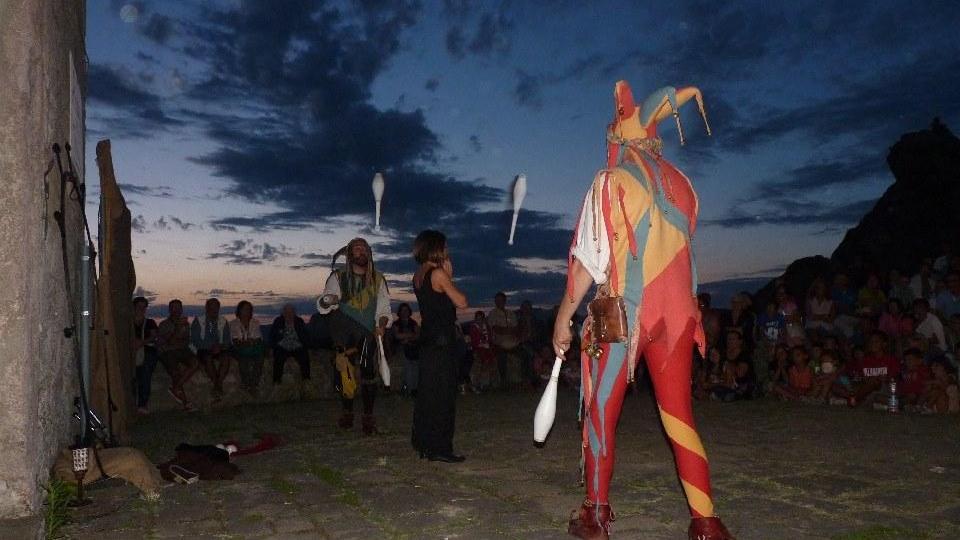 Giocolieri al Medioevo nel Borgo, nella suggestione del calar delletenebre