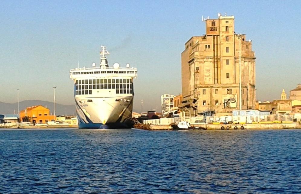 Il porto crociere: una love boat e, accanto, l'ex silos in abbandono da anni