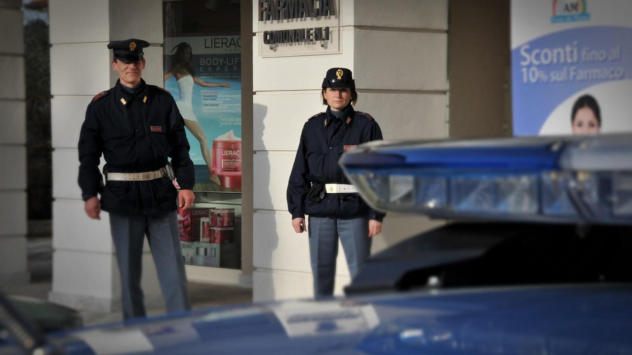 La polizia sul luogo della rapina alla farmacia