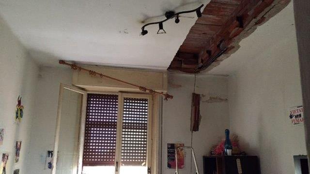 Il soffitto crollato nella stanza del giovane