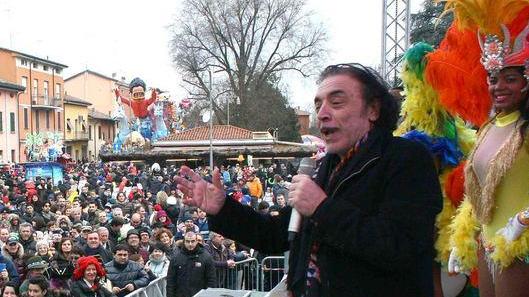 Nino Frassica e i carri esorcizzano la pioggia