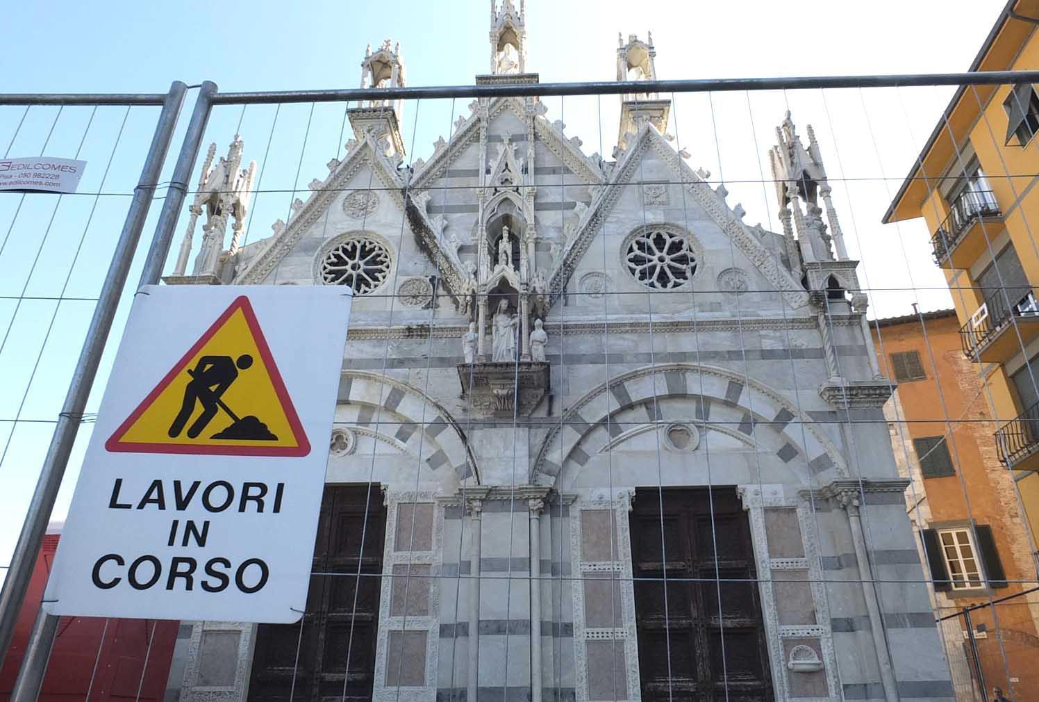 Lavori mai iniziati, messi solo i ponteggi