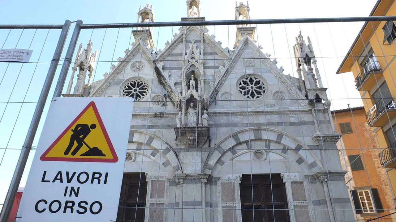 Lavori mai iniziati, messi solo i ponteggi