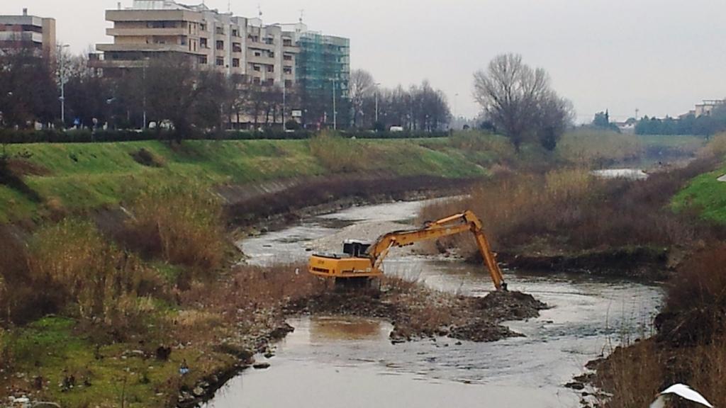 Escavatore in azione nel Bisenzio
