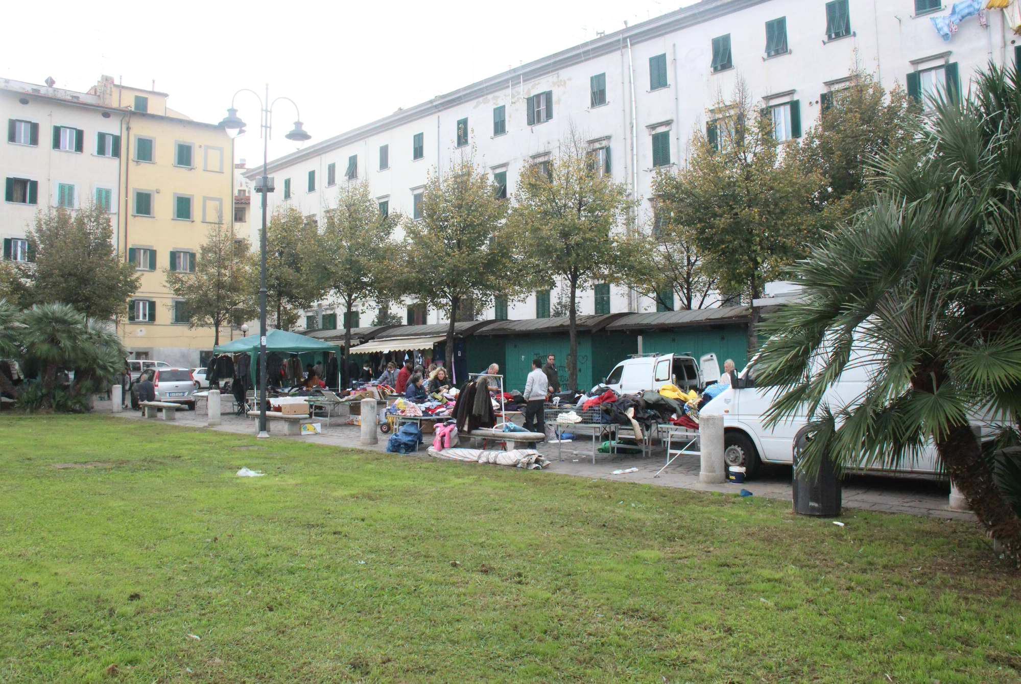 Il mercato e le baracchine di piazza Garibaldi