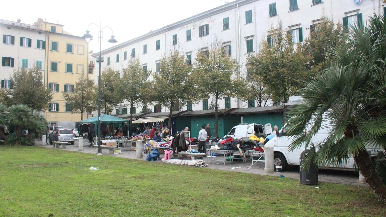 Il mercato e le baracchine di piazza Garibaldi
