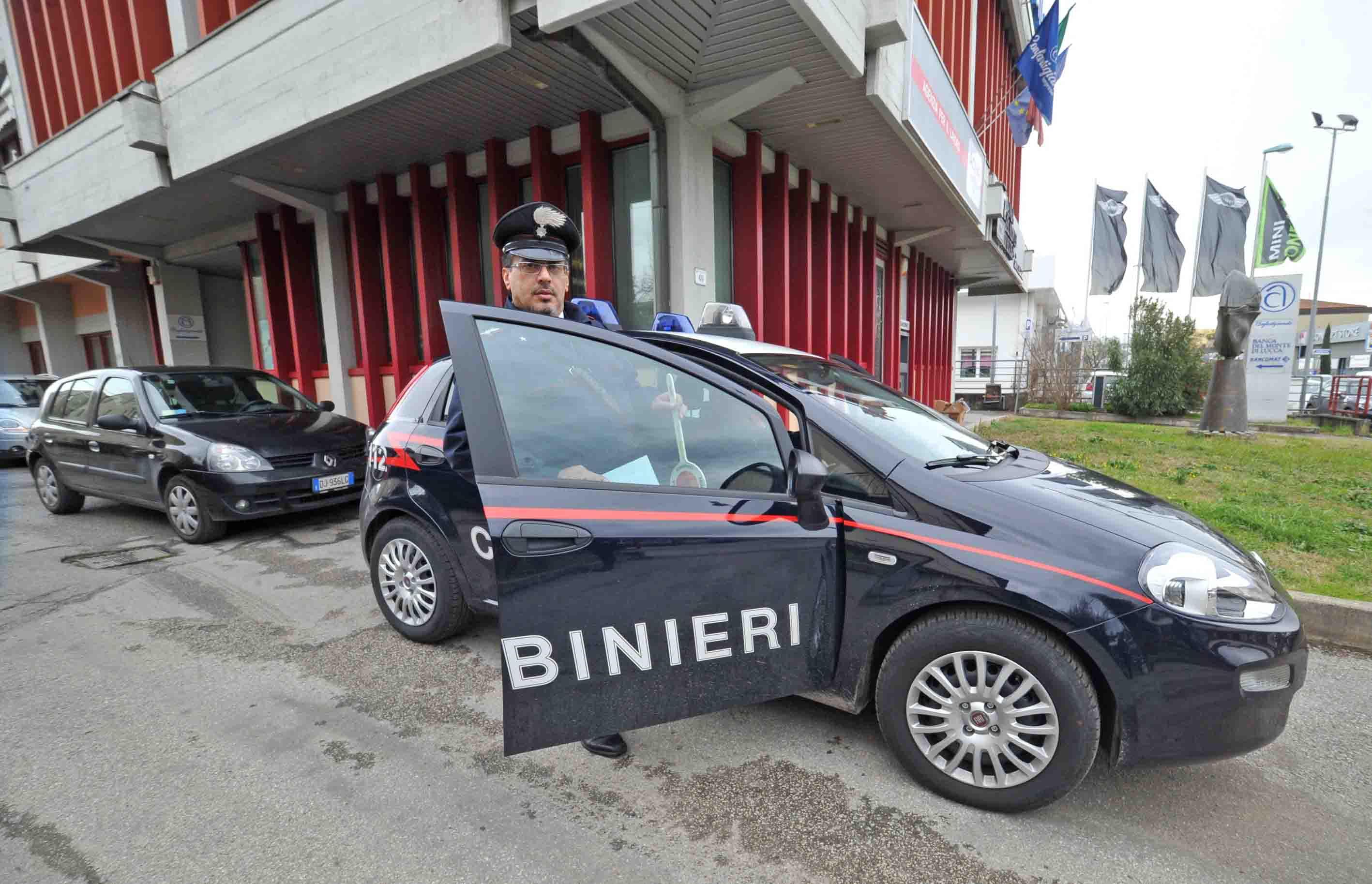 I carabinieri davanti all'agenzia rapinata del Bando del Monte di Lucca (Foto Gori)