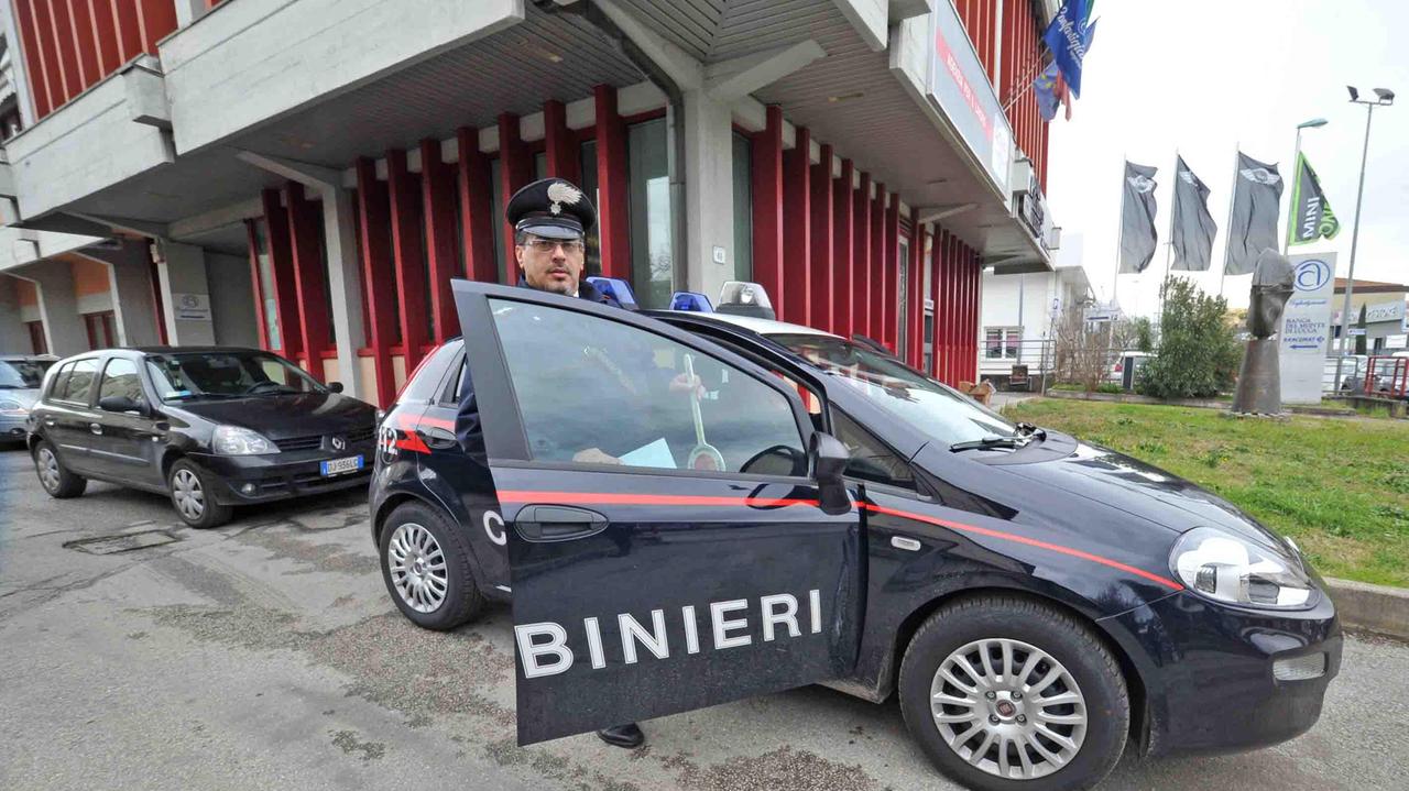 I carabinieri davanti all'agenzia rapinata del Bando del Monte di Lucca (Foto Gori)