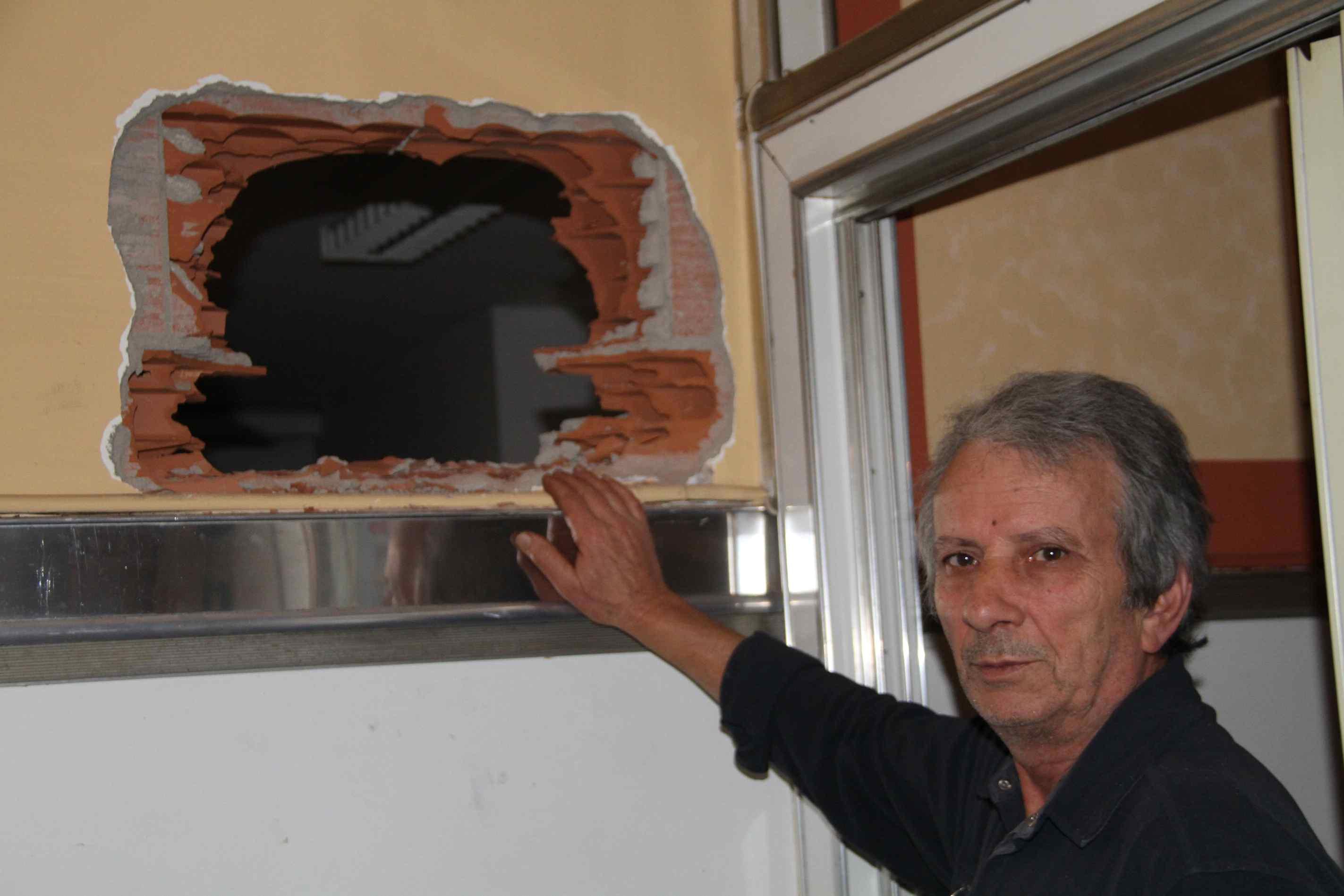 Il buco praticato nel muro del bar Etruria