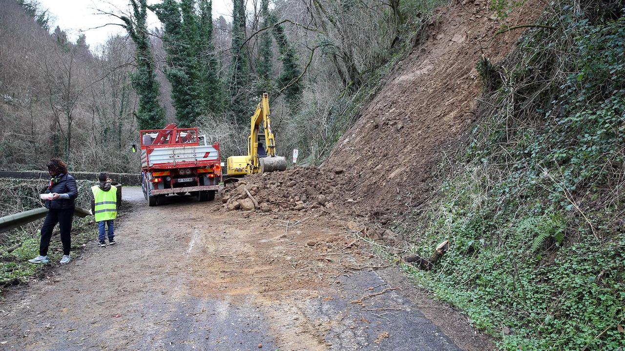 Pescia, interrotta da una frana la strada per Vellano
