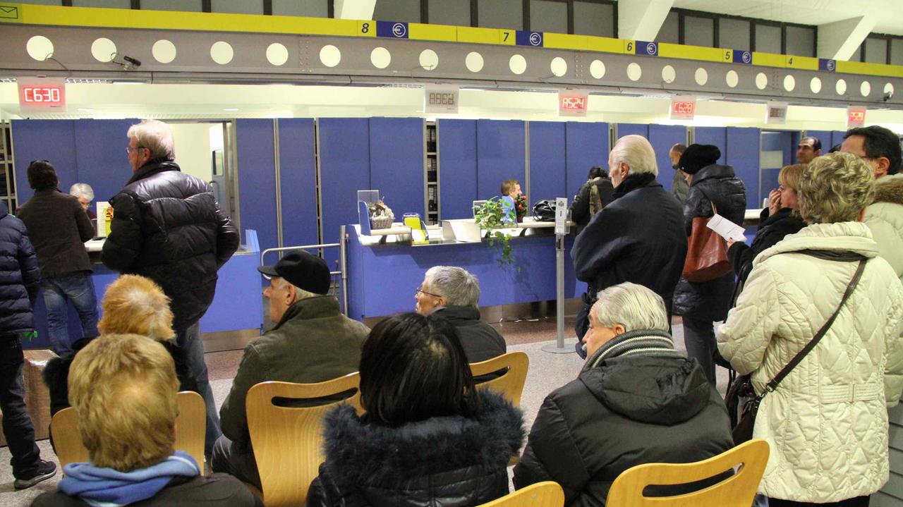 Utenti in un ufficio postale