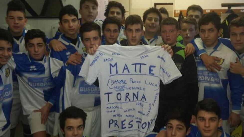 I ragazzi dell'Era Calcio posano con la maglietta realizzata per Matteo