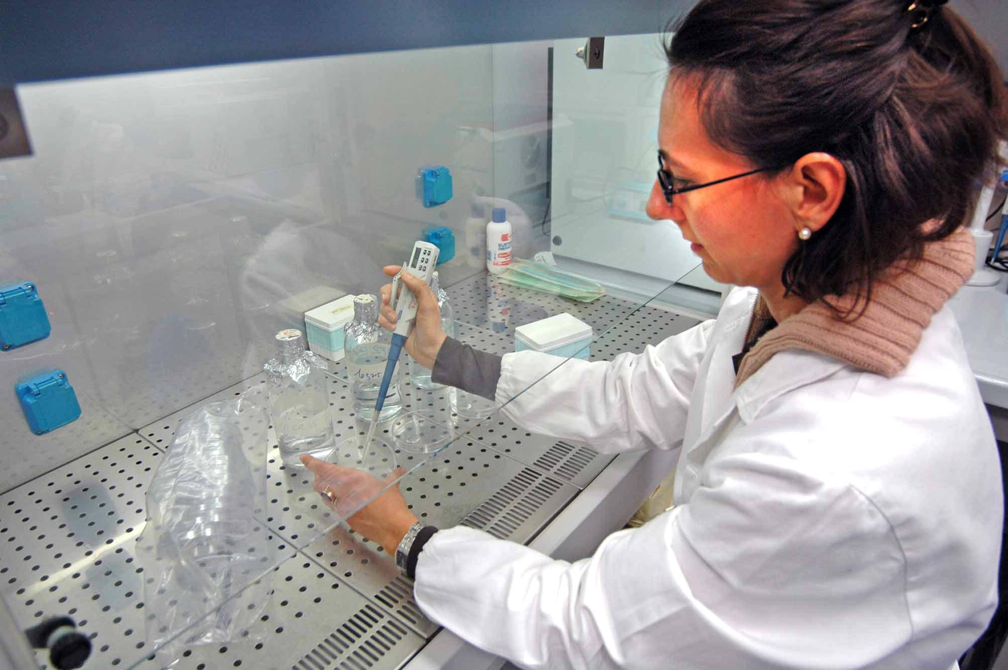 Analisi dell'acqua in un laboratorio (foto d'archivio)