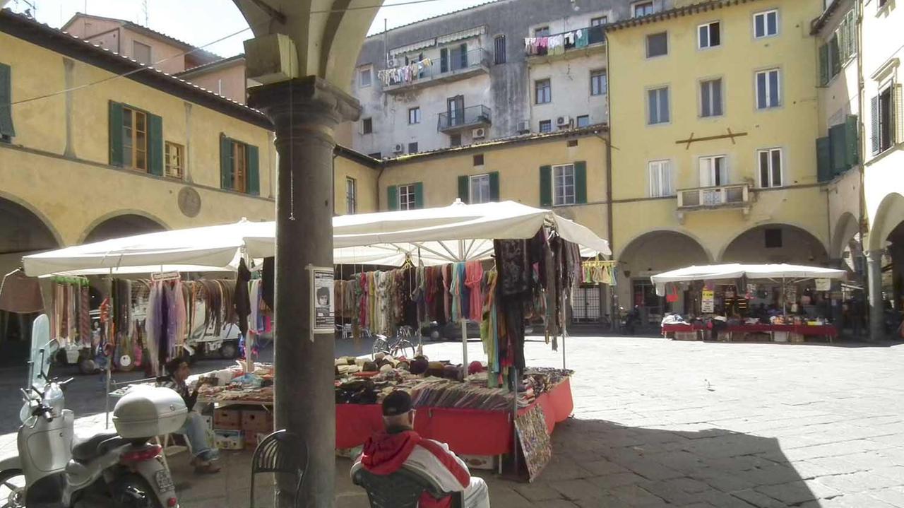 Piazza delle Vettovaglie: i commercianti chiedono al Comune di intervenire (foto d’archivio)