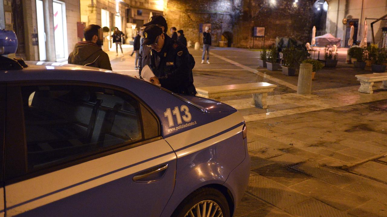 L'intervento delle volanti in piazza del Sale (foto Bf)