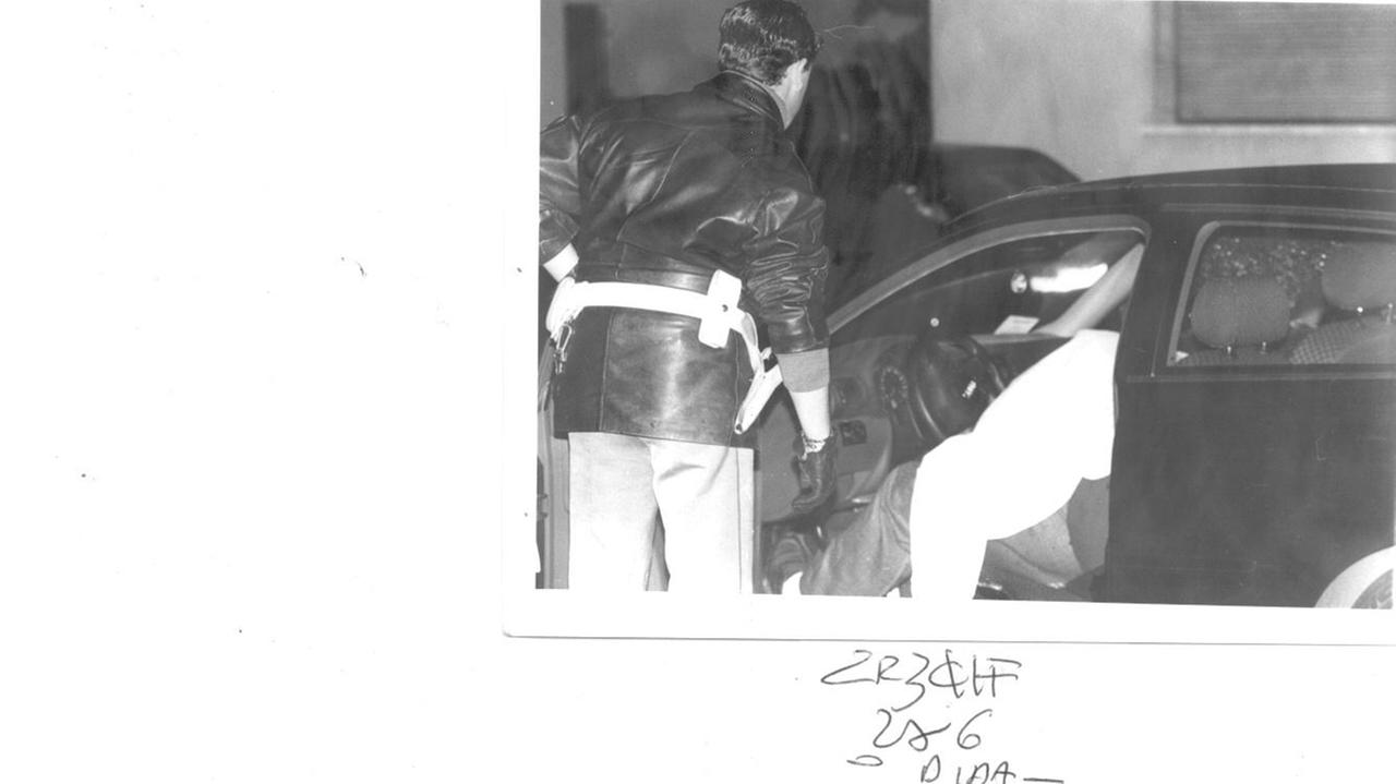 E' il 4 maggio 1999: il corpo di Ciro Cozzolino nell'auto a Montemurlo