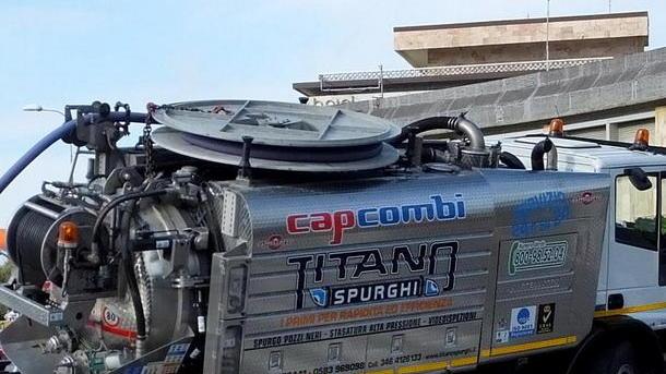 Camion incastrato nel cratere