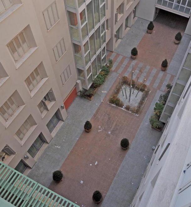 Palazzo Fiorito tra degrado, sporcizia e scritte vandaliche 