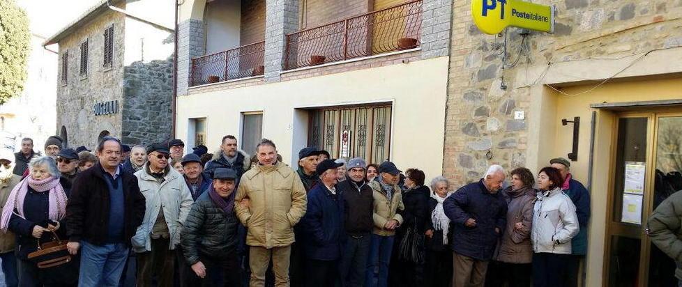 Centinaia di firme per salvare gli uffici Pt del comune di Barga 