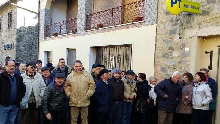 Centinaia di firme per salvare gli uffici Pt del comune di Barga