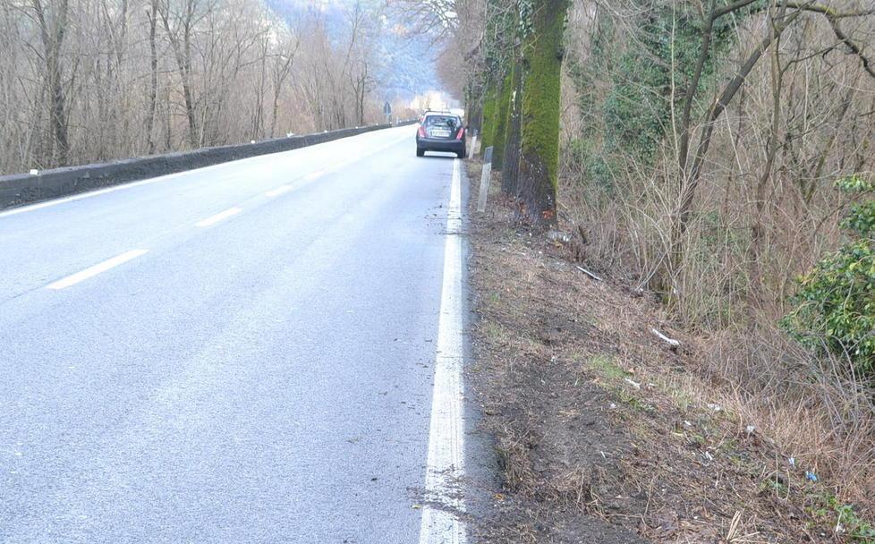Muore nella macchina finita contro un albero 