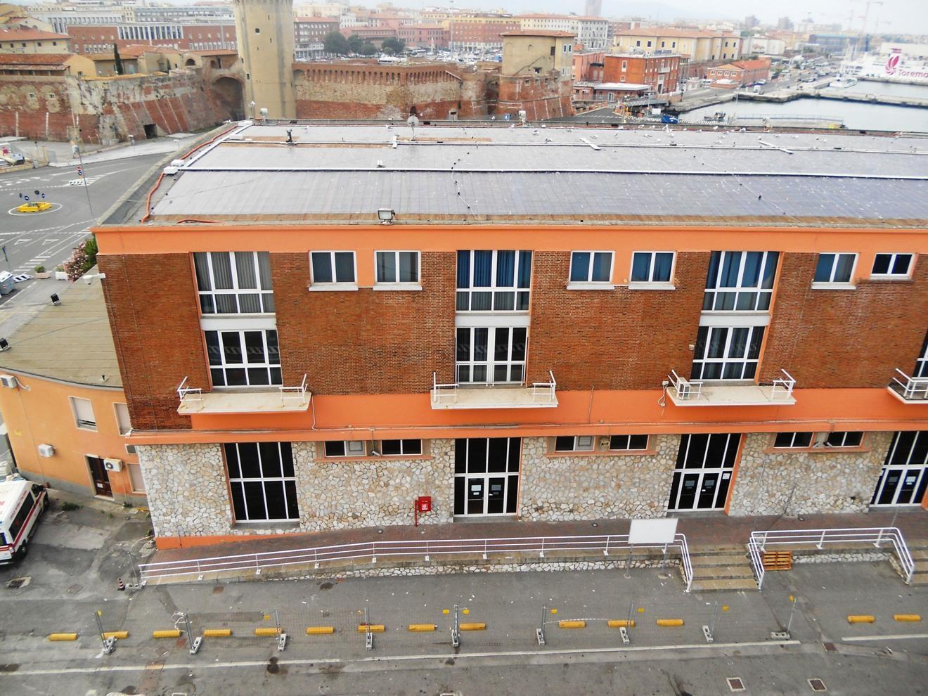 Il terminal crociere e, sullo sfondo, la Fortezza Vecchia