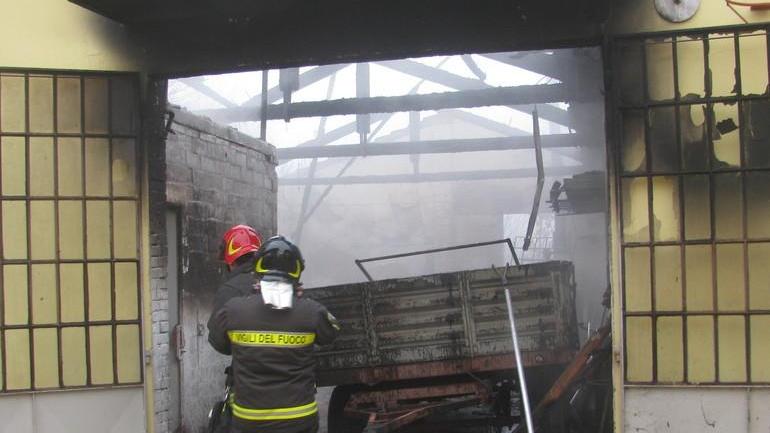 Esplosione e poi fiamme: brucia ditta a Casumaro