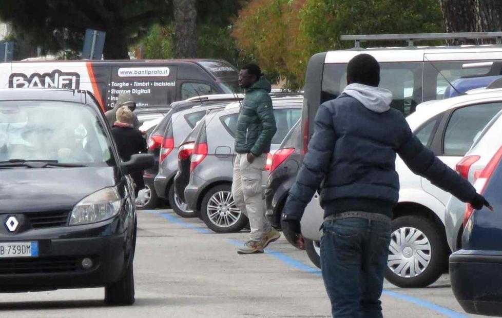 L'assedio dei parcheggiatori abusivi in piazza del Mercato Nuovo